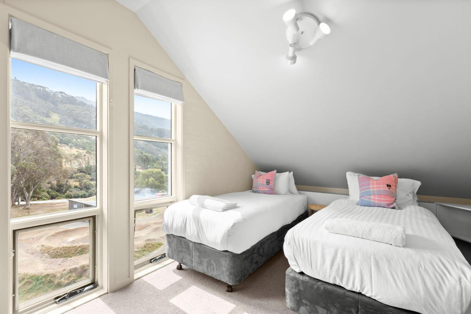 Village Green 2 Bedroom Loft Townhouse With Views Fireplace And Garage Parking Тредбо Экстерьер фото